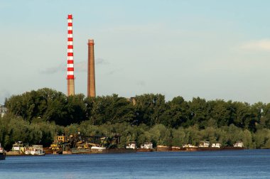 Sremska Mitrovica, Sırbistan - 13 Mayıs 2017: Fabrika bacaları ve Sırbistan 'ın Sremska Mitrovica kentindeki Sava nehrinde eski bir sanayi bölgesi
