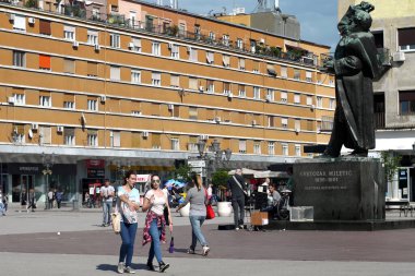 Novi Sad, Sırbistan - 2 Haziran 2016: İnsanlar Novi Sad 'daki Svetozar Miletiç Meydanı' nda yürüyüş yaparak güzel bir günün tadını çıkarıyor.