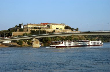 Novi Sad, Sırbistan - 27 Temmuz 2008: Yüzlerce turist taşıyan turist gemisi, Sırbistan 'ın Novi Sad kentindeki Petrovaradin Kalesi' nin aşağısındaki Tuna Nehri 'nden denize açıldı.