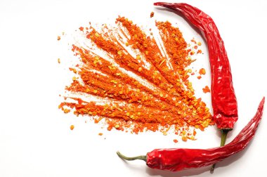 Beyaz arka planda kırmızı kırmızı kırmızı biber ve karabiber.