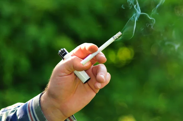 Sigarayı Yakar Bir Çakmağı Tüttürür — Stok fotoğraf
