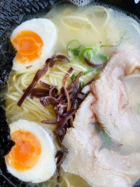Ramen, geleneksel Japon çorbası. Bu ramen pilavlı erişte, glütensiz ramen.