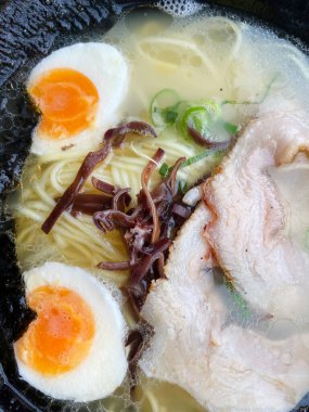 Ramen, geleneksel Japon çorbası. Bu ramen pilavlı erişte, glütensiz ramen.