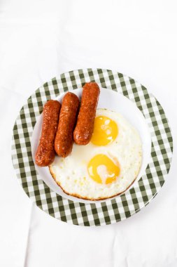Vegan sucuklu sahanda yumurta. Soya proteinine dayalı Chorizo.