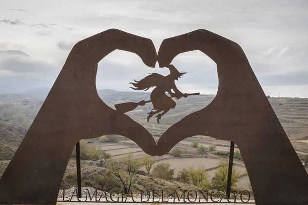 İspanya 'nın Zaragoza kentindeki Trasmoz kasabasında yaşayan bir cadının sembolü. Arka planda Moncayo Dağı zirvesi