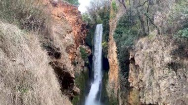 İspanya 'daki Zaragoza' daki Taş Manastırı. Zaragoza 'daki doğal park, huzur cenneti, dinlenmek için ideal bir yer..