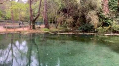 İspanya 'daki Zaragoza' daki Taş Manastırı. Zaragoza 'daki doğal park, huzur cenneti, dinlenmek için ideal bir yer..