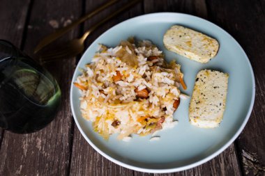 Pilav ve soya peynirli kimchi. Kimchi, geleneksel Kore mezesi tuzlu ve mayalanmış sebzeler..