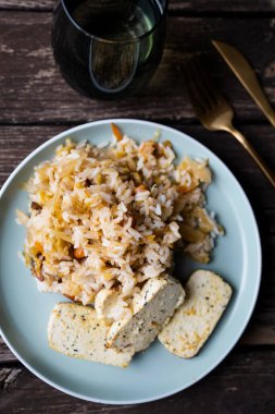 Pilav ve soya peynirli kimchi. Kimchi, geleneksel Kore mezesi tuzlu ve mayalanmış sebzeler..