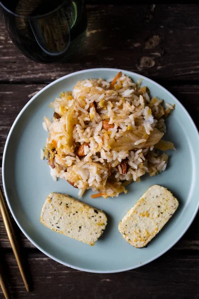 Pilav ve soya peynirli kimchi. Kimchi, geleneksel Kore mezesi tuzlu ve mayalanmış sebzeler..