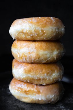 Koyu arkaplanda lezzetli şekerli çörekler.