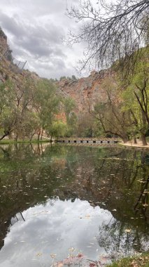 Ayna Gölü (Lago del Espejo), İspanya 'nın Zaragoza kentinde bulunan Piedra Manastırı' ndaki Doğa Parkı..