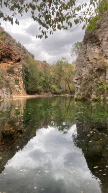 Ayna Gölü (Lago del Espejo), İspanya 'nın Zaragoza kentinde bulunan Piedra Manastırı' ndaki Doğa Parkı..