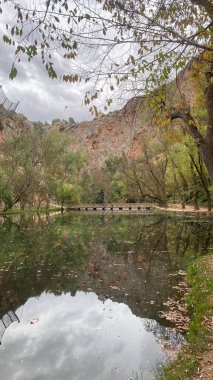 Ayna Gölü (Lago del Espejo), İspanya 'nın Zaragoza kentinde bulunan Piedra Manastırı' ndaki Doğa Parkı..