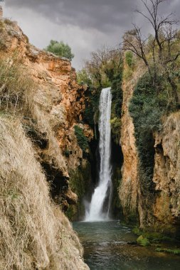 İspanya, Zaragoza 'daki Manastır de Piedra' da Şelale