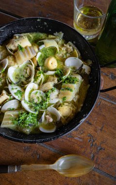 Maydanozlu beyaz şarap ve midye. Kuzey İspanya 'dan tipik bir tarif.