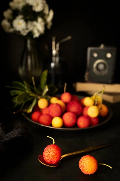 Arbutus Vrucht Van Aardbeiboom Met Een Zwarte Achtergrond Met Kopieerruimte — Stockfoto
