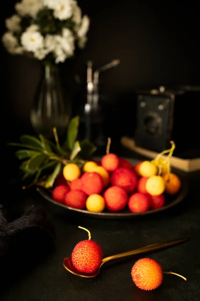 Arbutus Vrucht Van Aardbeiboom Met Een Zwarte Achtergrond Met Kopieerruimte — Stockfoto