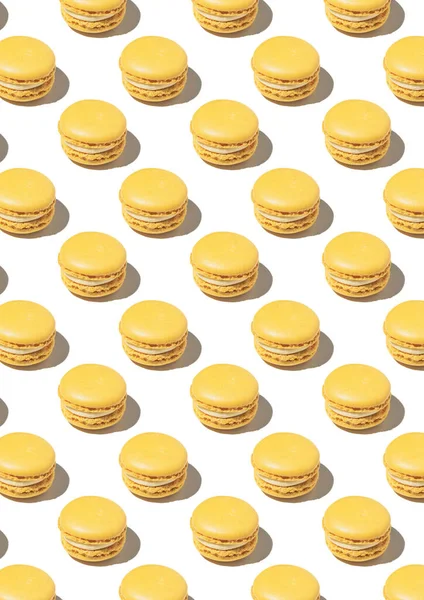 Muster Mit Gelben Macarons Auf Weißem Hintergrund — Stockfoto