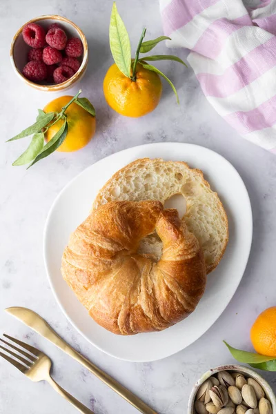 Čerstvý Croissant Ovoce Světlém Pozadí — Stock fotografie
