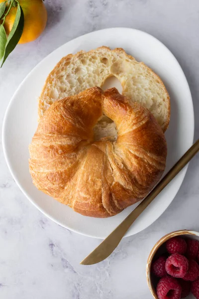Čerstvý Croissant Ovoce Světlém Pozadí — Stock fotografie