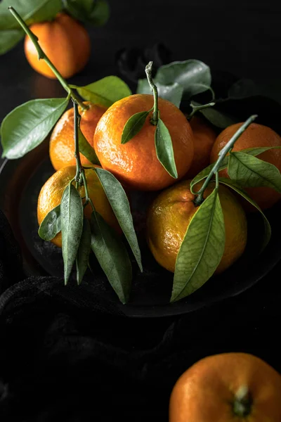Tangerinas Frescas Maduras Com Folhas Verdes Num Fundo Escuro Frutas — Fotografia de Stock
