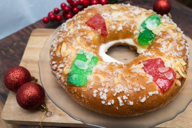 Üç Kral 'ın Pastası (Roscn de Reyes), İspanya' da Noel 'de yenen tipik bir tatlı.
