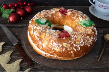 Üç Kral 'ın Pastası (Roscn de Reyes), İspanya' da Noel 'de yenen tipik bir tatlı.