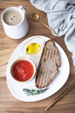 Domatesli tost, zeytinyağı ve sütlü kahve ile sağlıklı bir kahvaltı.