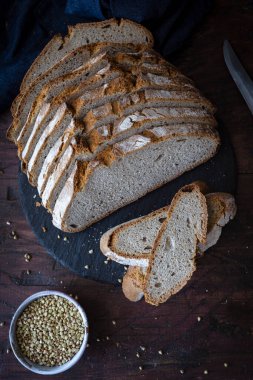 Bir somun kepekli ekmek ve karabuğday. Karabuğday ekmeği dilimleri