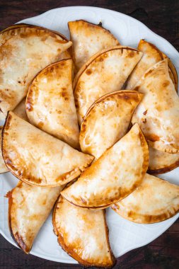 Ev yapımı ton balığı, domates ve yumurta köftesi. Ev yapımı ve lezzetli İspanyol mezeleri.