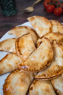 Ev yapımı ton balığı, domates ve yumurta köftesi. Ev yapımı ve lezzetli İspanyol mezeleri.