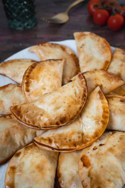 Ev yapımı ton balığı, domates ve yumurta köftesi. Ev yapımı ve lezzetli İspanyol mezeleri.