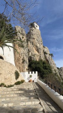 El Castell de Guadalest, Alicante, İspanya 'dan görüntüler. İspanyol Akdeniz kıyısındaki kasaba