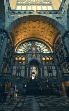 antwerp Merkez Tren İstasyonu'na giriş holü
