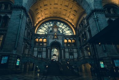 antwerp Merkez Tren İstasyonu'na giriş holü