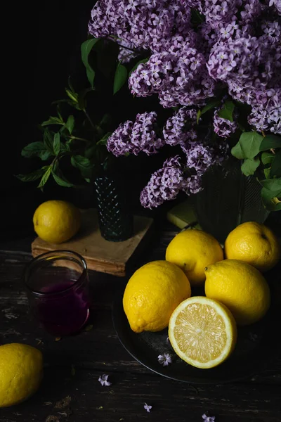 Kytice Šeříků Sedí Stole Citrony — Stock fotografie