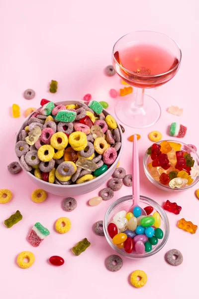 Tazón Cereales Caramelos Con Una Cuchara Rosa Sobre Fondo Rosa — Foto de Stock