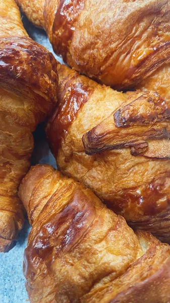 Teller Mit Französischen Croissants Köstlichkeiten Aus Der Französischen Bäckerei — Stockfoto
