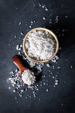 Karanlık bir arka plan üzerine kaba tuz