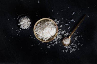 Karanlık bir arka plan üzerine kaba tuz