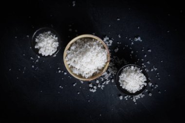 Karanlık bir arka plan üzerine kaba tuz