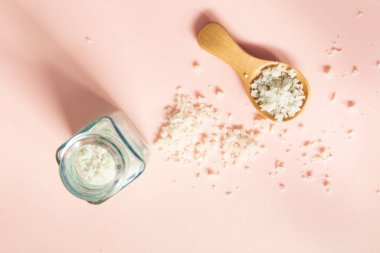 Pembe arka planda mineral zengini deniz kabuğu tuzu. Fransa 'daki Le de R bataklıklarında toplanan tuz.