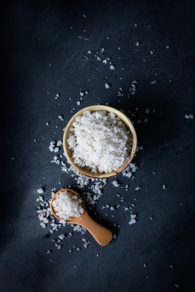 Grobes Salz Auf Dunklem Hintergrund — Stockfoto