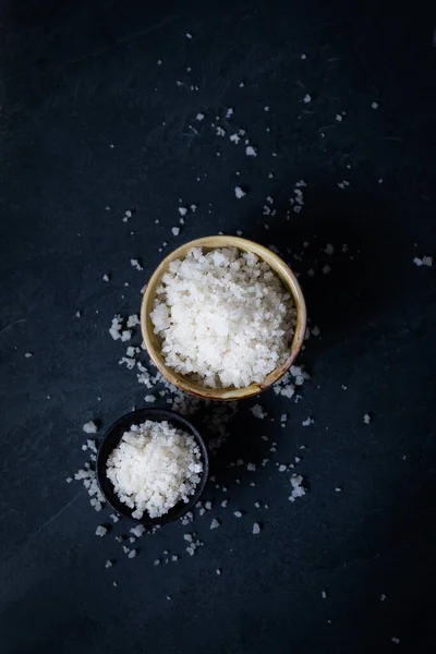 Grobes Salz Auf Dunklem Hintergrund — Stockfoto