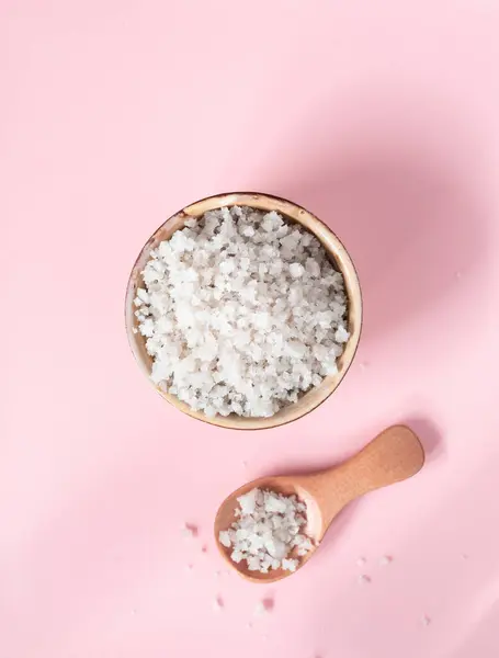 Grobes Salz Auf Rosa Hintergrund — Stockfoto
