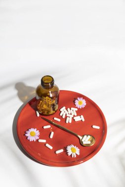 Beyaz haplar, takviyeler, vitaminler, kapsüller ilaç şişesinden çıkan beyaz haplar. Yukarıdan kopyalama alanı ile Macro görünümü.