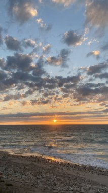 Fransa 'daki Balina Feneri' nden (Phare des Baleines) güzel bir gün batımı.