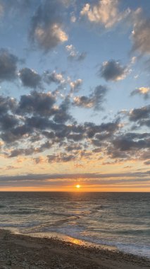 Fransa 'daki Balina Feneri' nden (Phare des Baleines) güzel bir gün batımı.