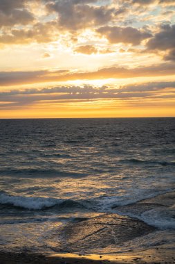 Fransa 'daki Balina Feneri' nden (Phare des Baleines) güzel bir gün batımı.